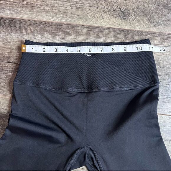 SheFit Black Seamless Crossover Leggings Perforated Mesh Size Medium Capri Crop - Picture 8 of 9
